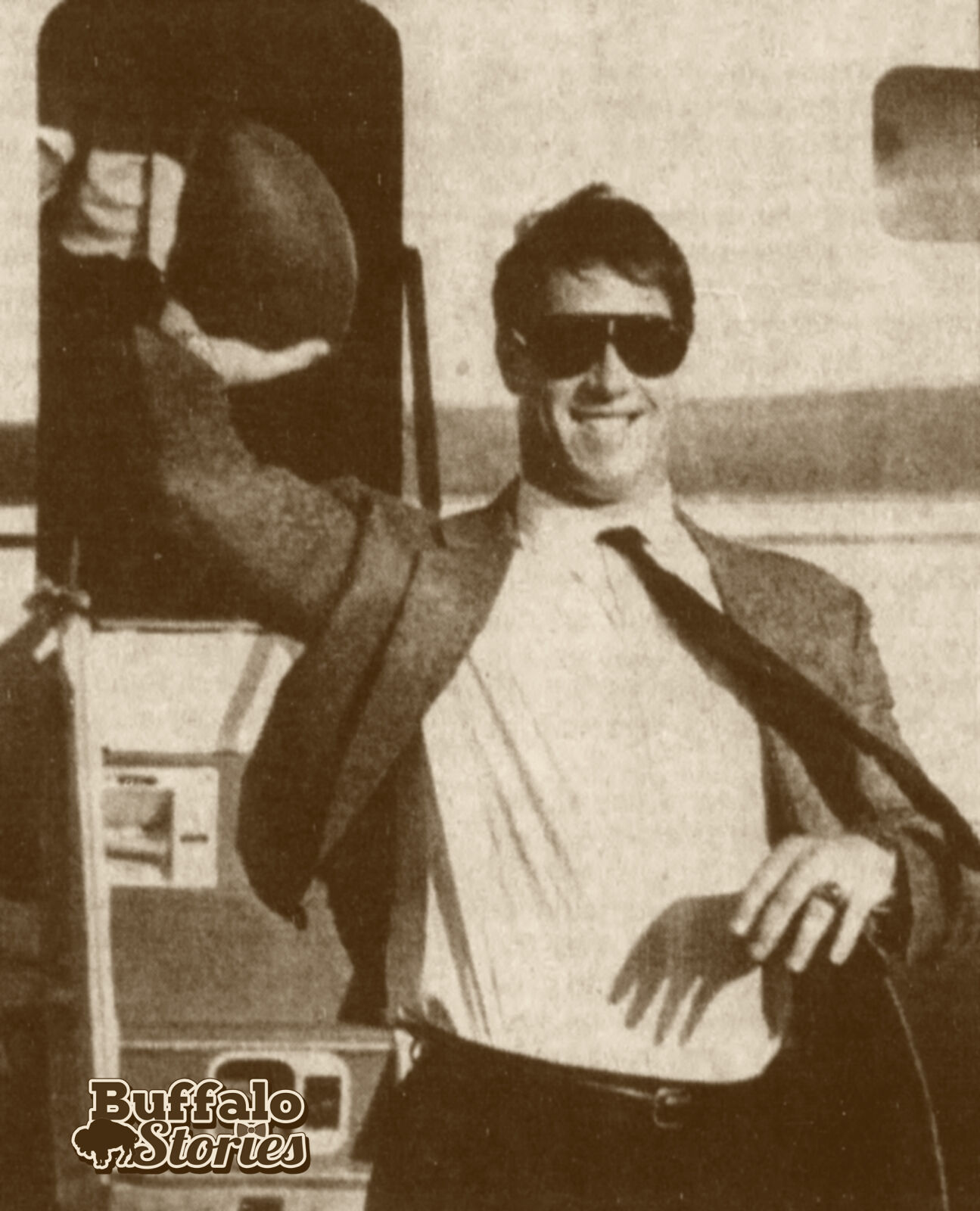 kelly steps off plane 1986-2.jpg